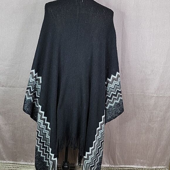CAREN SPORT‎ Fringed  Chevron Cape OS Plus - Picture 6 of 9